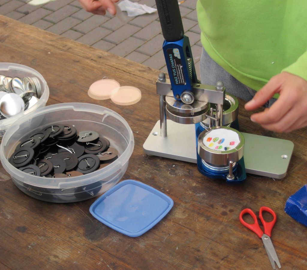 Taller de chapas personalizadas para eventos Xuxisland